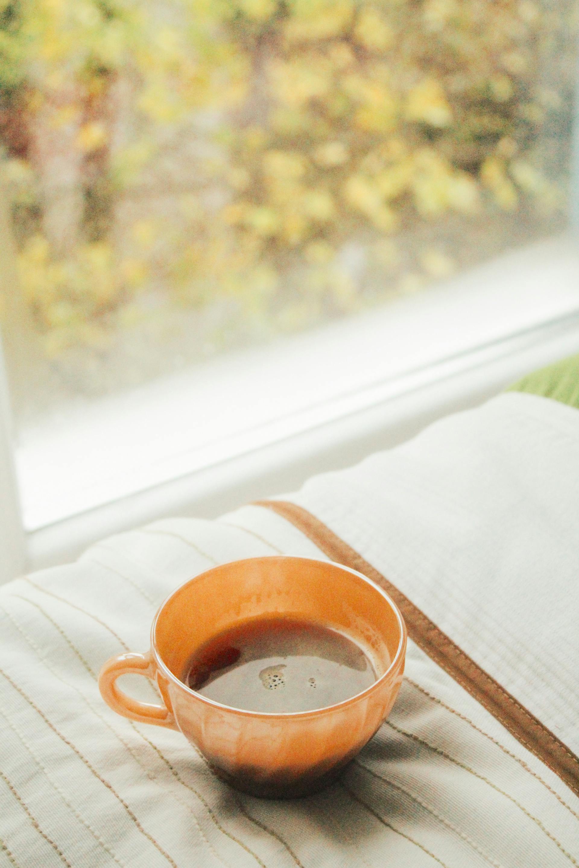 Ein ruhiger Moment — warme Tasse am Fenster